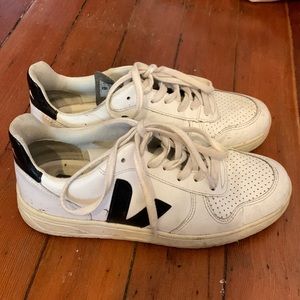 Veja V-10 Leather White Black